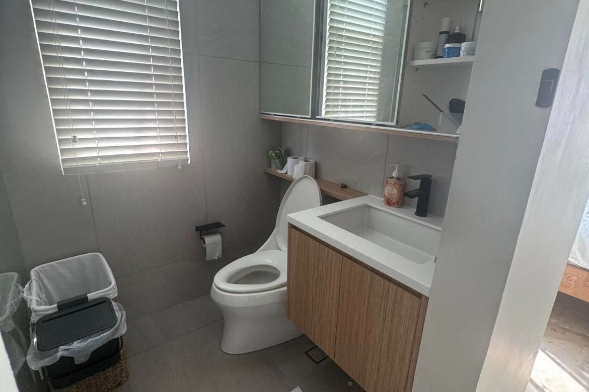 Corner 2 Bedroom in Red Oak Two Serendra BGC, Taguig