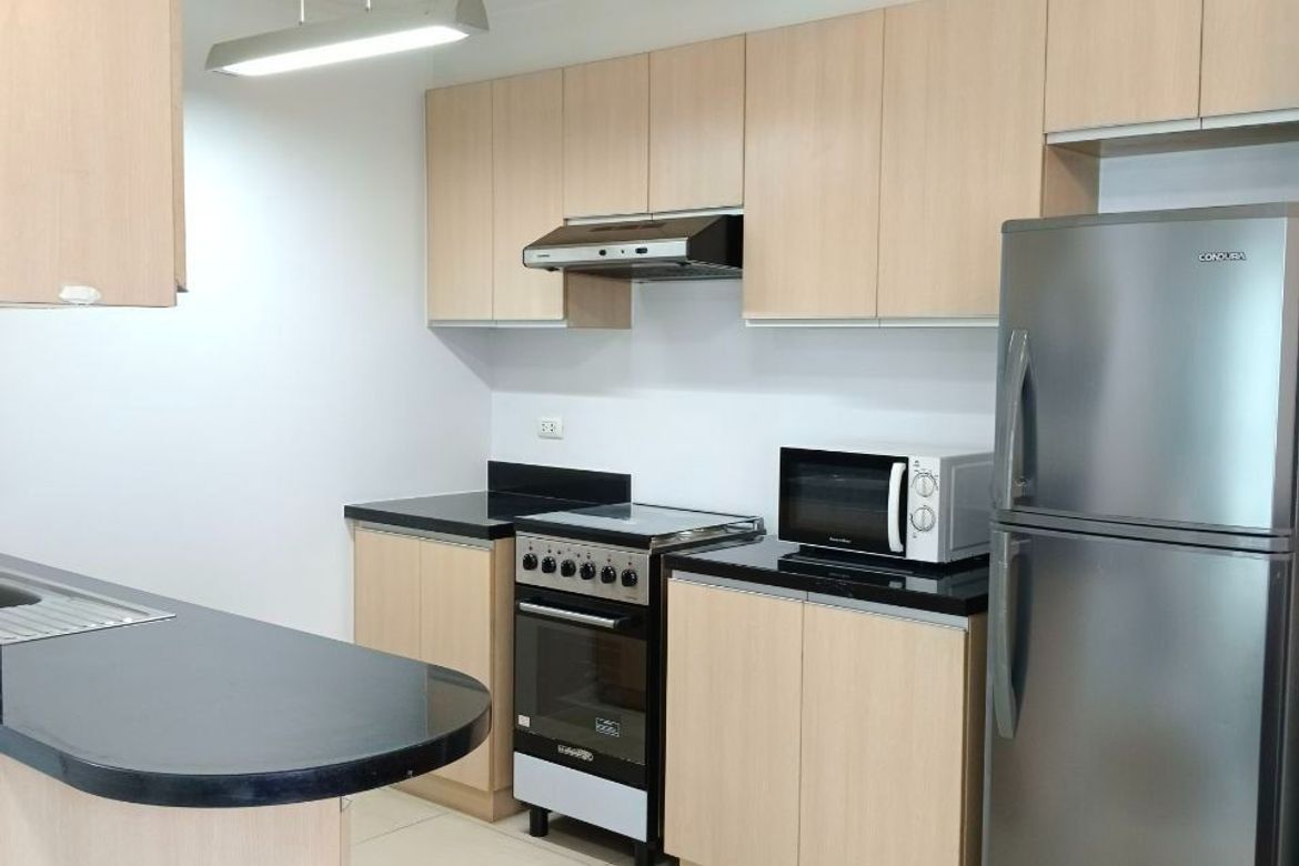 Полностью меблированная 2-х комнатная квартира в Two Serendra, BGC