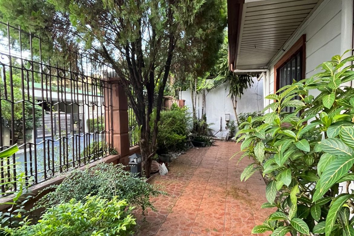 Spacious 4-Bedroom Executive Home in Merville with Gardens and Parking