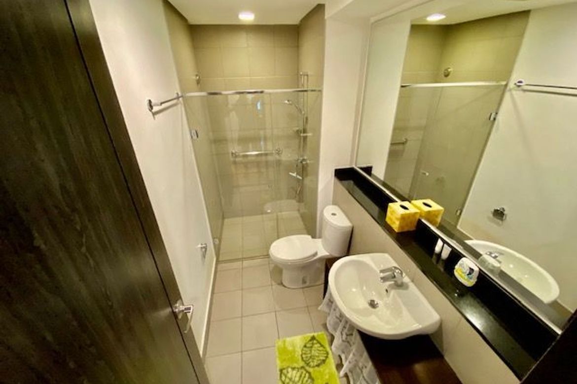One Serendra, BGC-дағы толық жабдықталған 2 бөлмелі пәтер