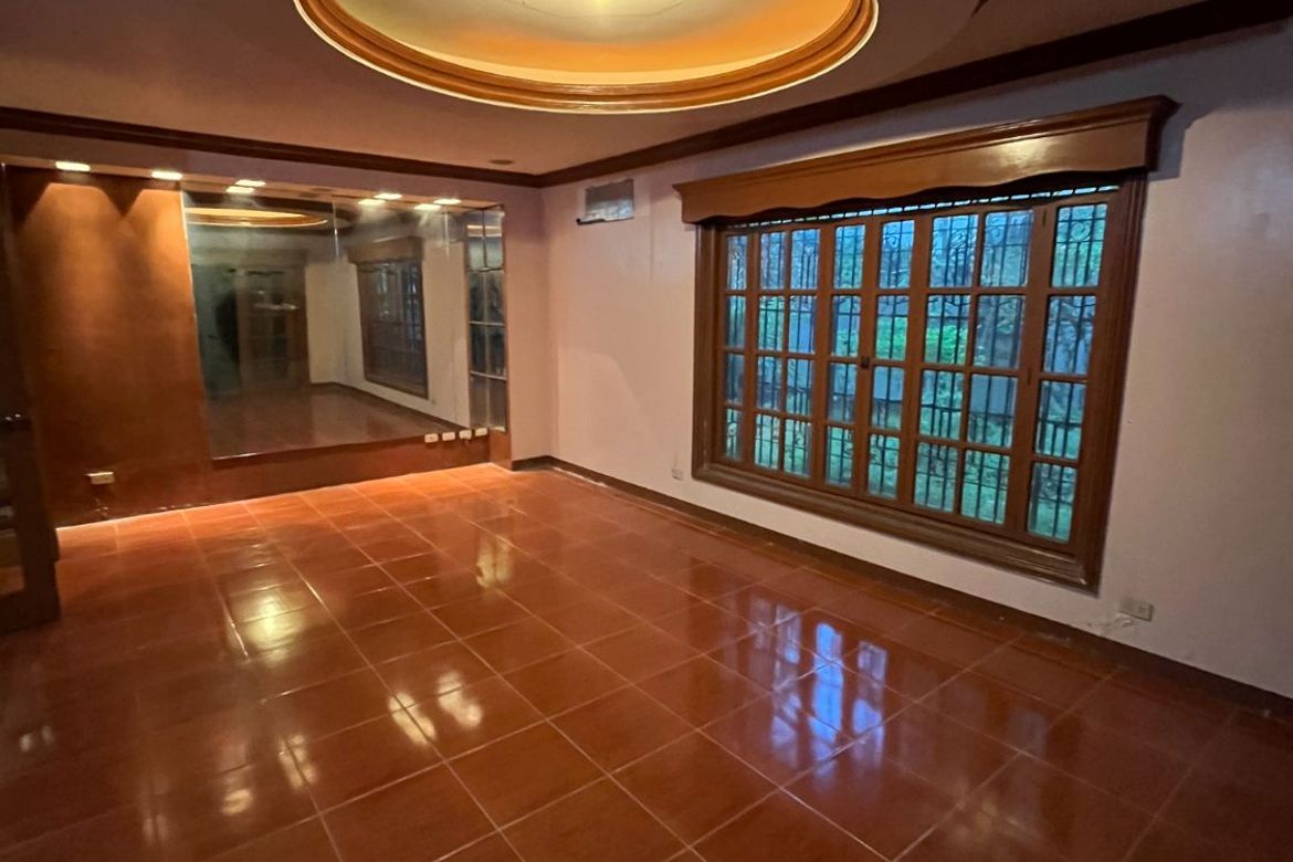 Spacious 4-Bedroom Executive Home in Merville with Gardens and Parking