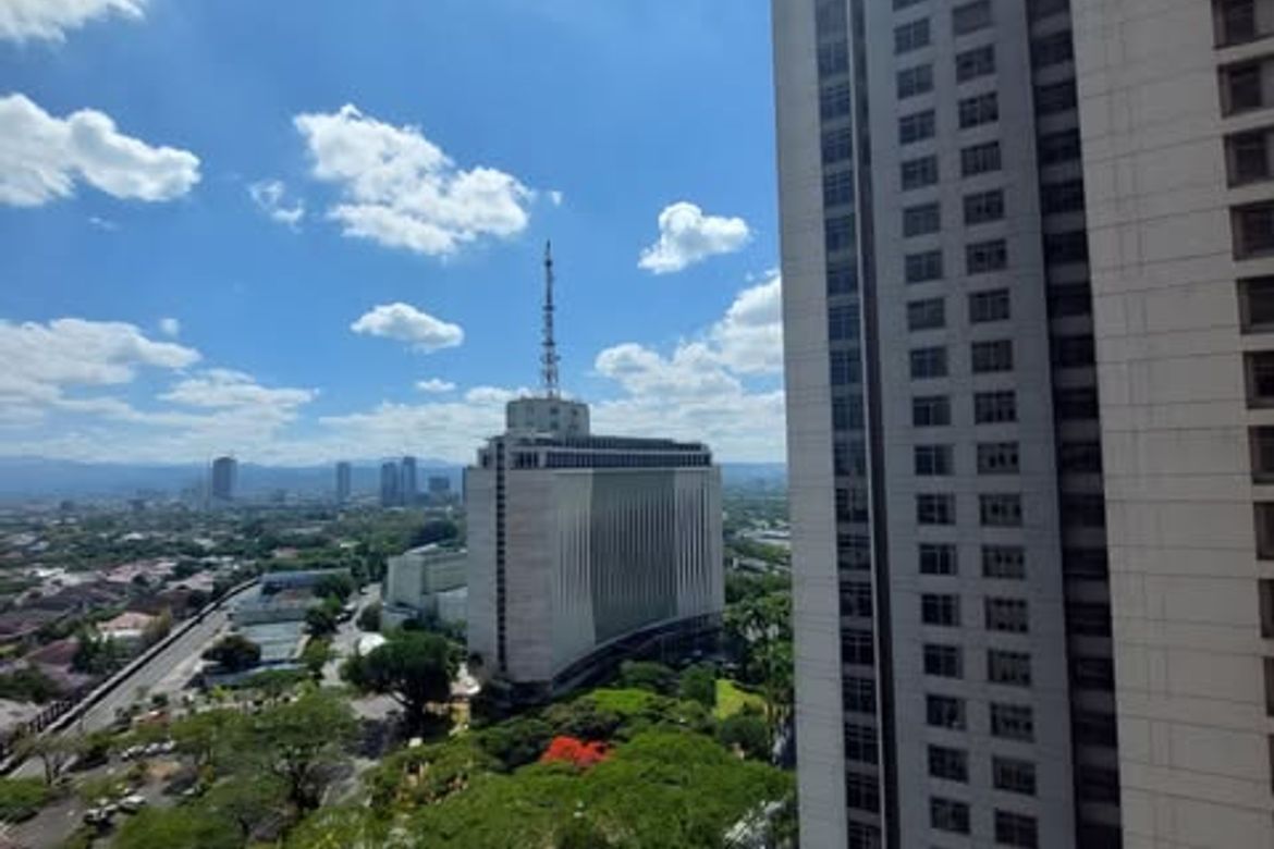 Studio Unit w/ Balcony in Corinthians Executive Regency Near Robinson Galleria