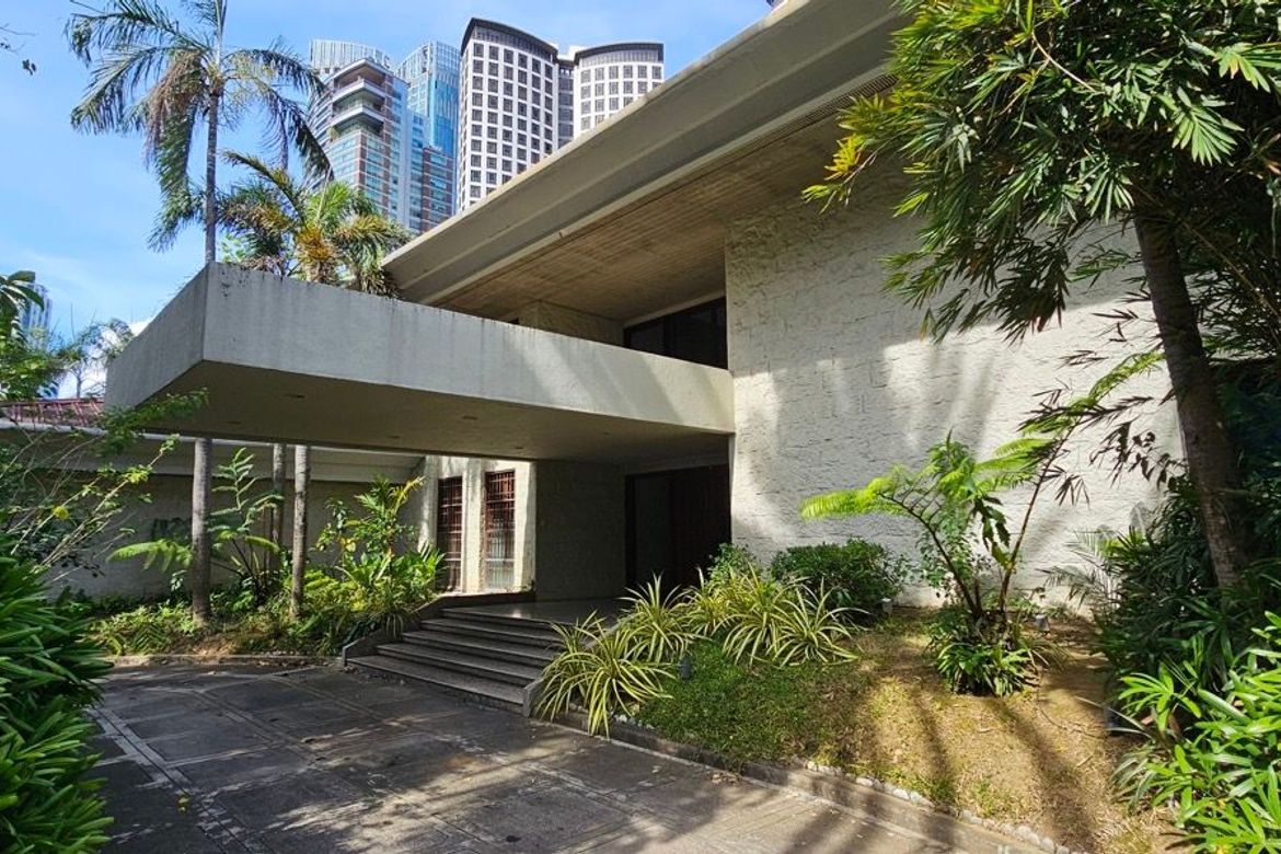 Forbes Park South, Makati қаласындағы жүзімдік бассейні бар кең 4 бөлмелі үй
