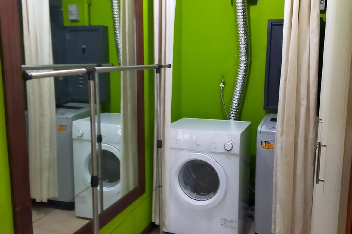 Толық жабдықталған 1 бөлмелі пәтер, автотұрақ орыны бар