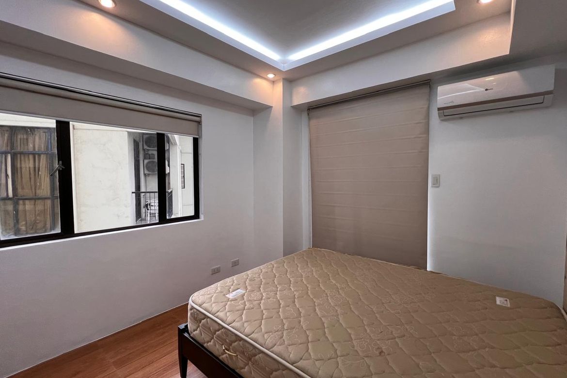 Forbeswood Heights, BGC-тегі балконды жартылай жиһазданған бұрыштық пәтер