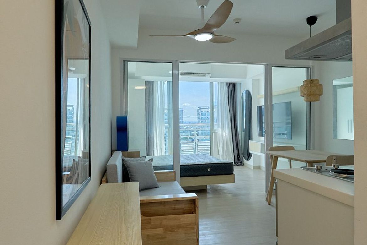 Толық жабдықталған 1 бөлмелі пәтер Azure Urban Resort Residences-те