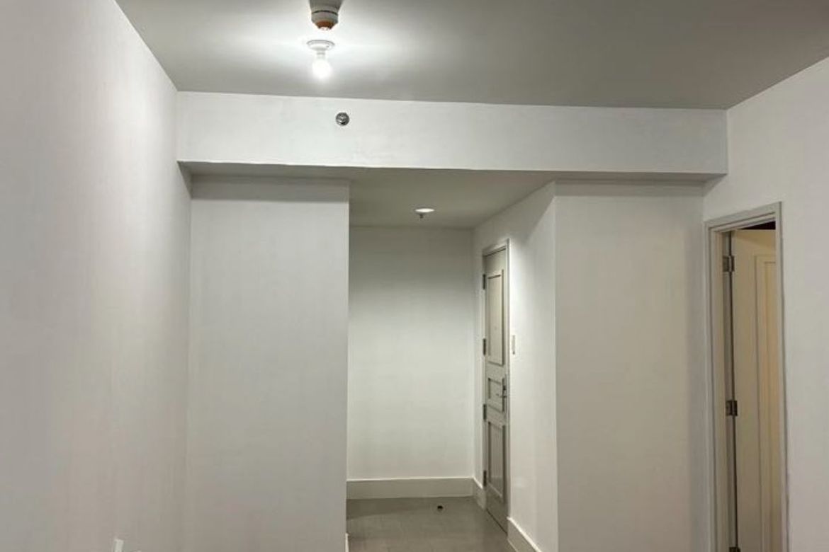 Қала көрінісі бар, автотұрақты, жартылай жиһазданған 1 бөлмелі пәтер
