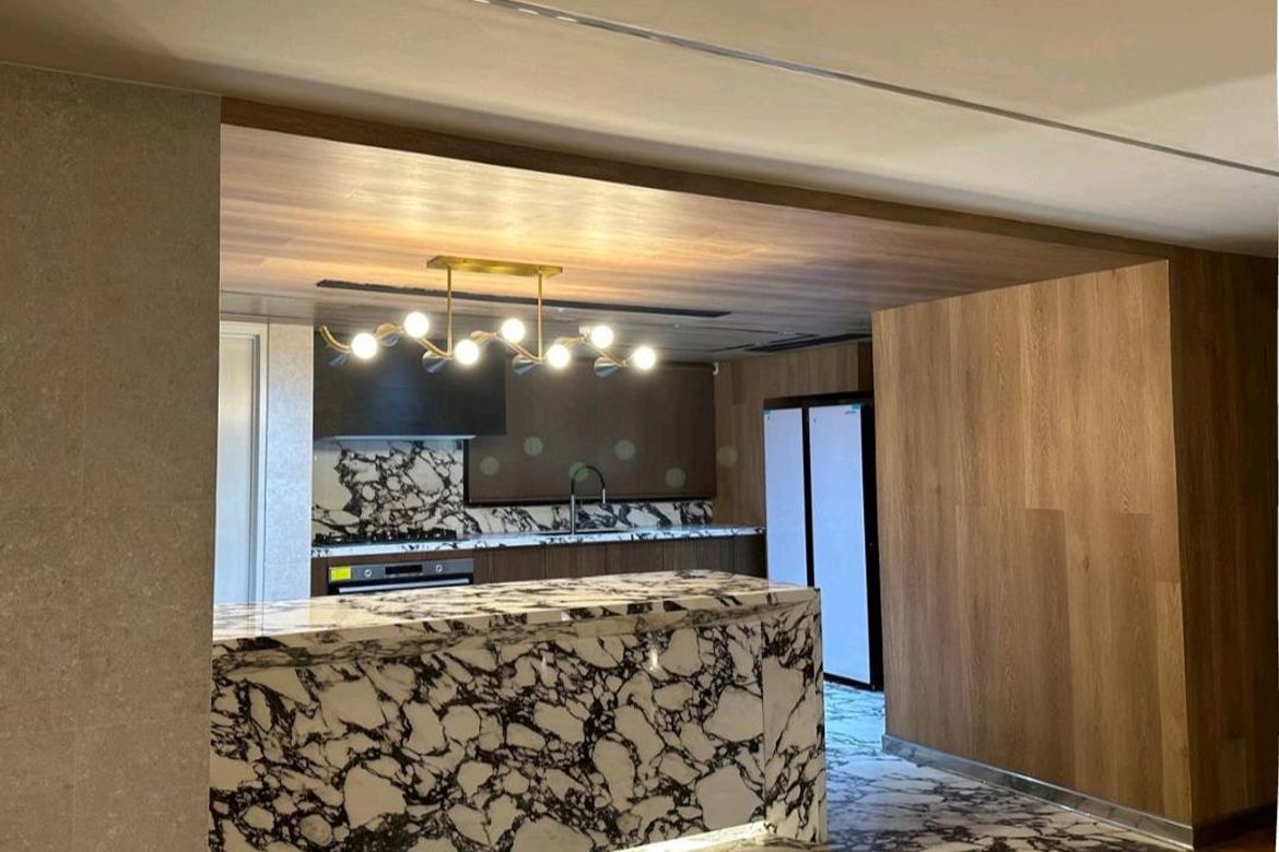 Макати қаласындағы Pacific Plaza кондоминиумының заманауи 3 бөлмелі пәтері