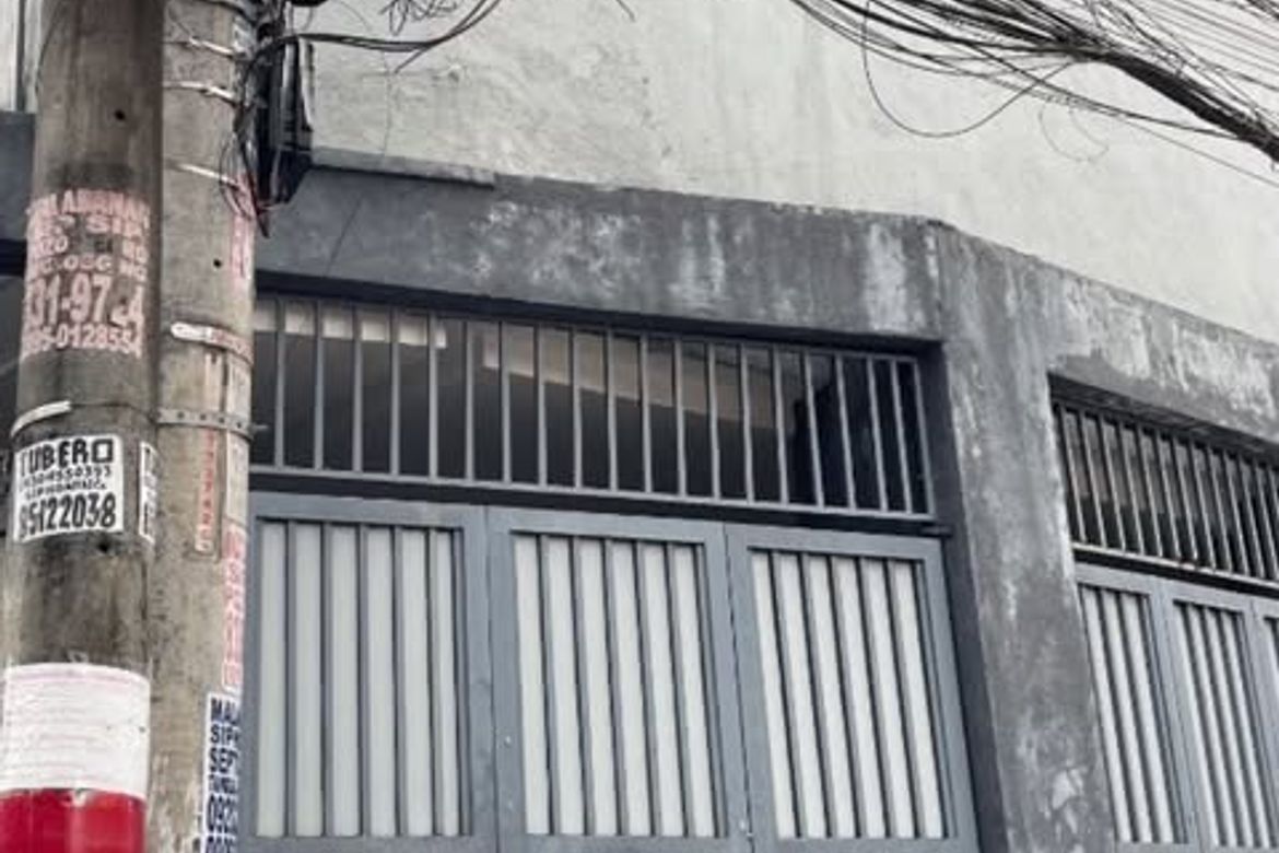 Балонг Бато, Сан-Хуан қаласындағы 4 қабатты таунхаус