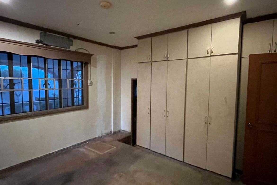 Spacious 4-Bedroom Executive Home in Merville with Gardens and Parking