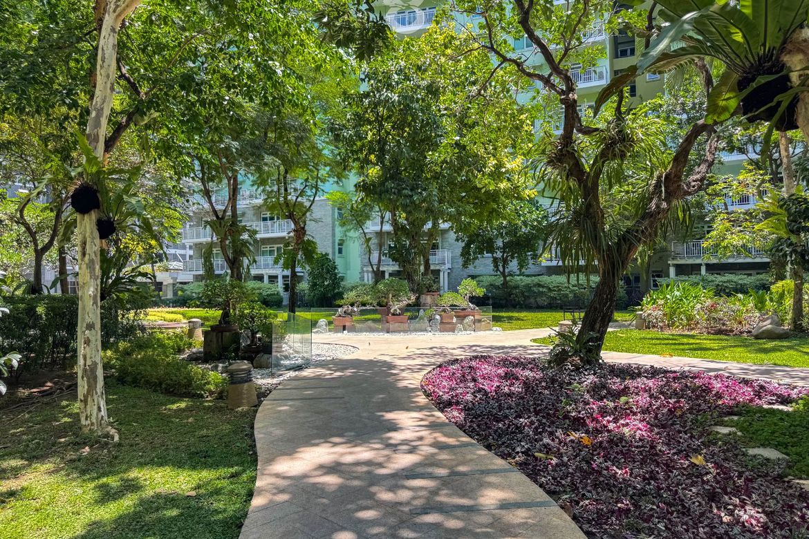 Fully Furnished 1-Bedroom Apartment with Parking