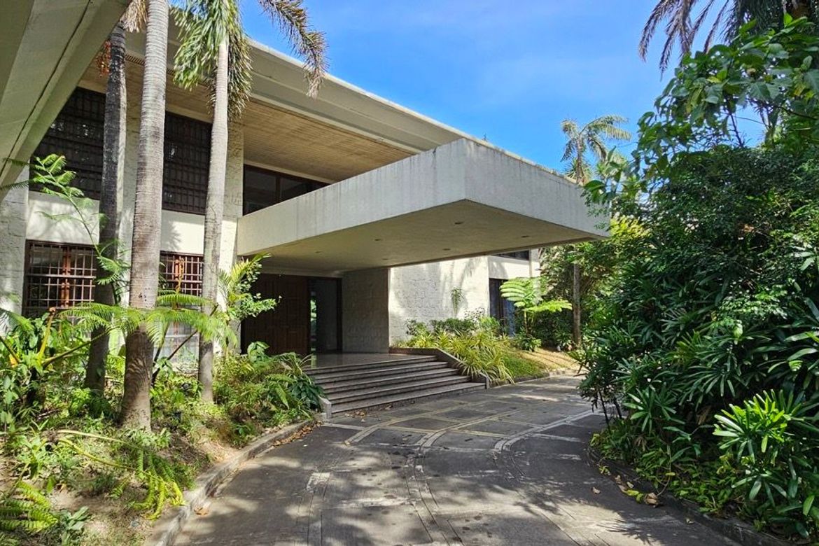 Forbes Park South, Makati қаласындағы жүзімдік бассейні бар кең 4 бөлмелі үй