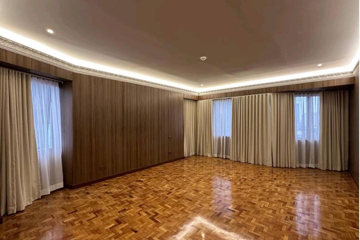 Макати қаласындағы Pacific Plaza кондоминиумының заманауи 3 бөлмелі пәтері