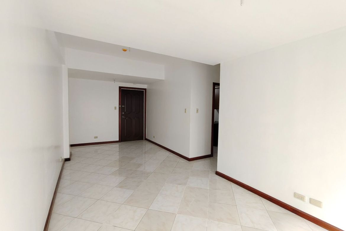 UP Quezon City маңындағы қолжетімді 2 бөлмелі пәтер