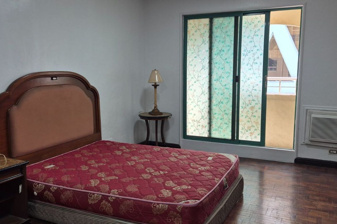 Big Studio on 25th Floor with Balcony - Makati Location