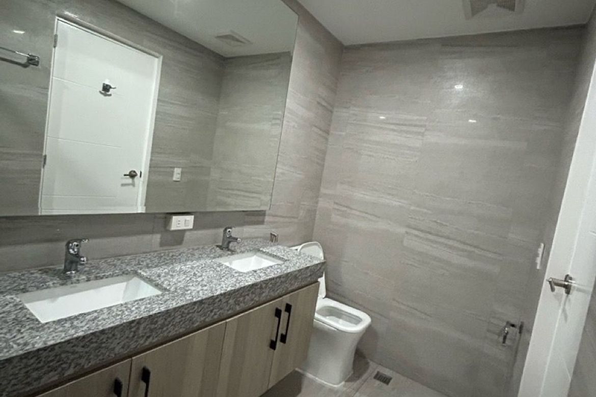 Жаңартылған және жиһаздалған 3 бөлмелі пәтер Classica Tower-да, Макати қаласы