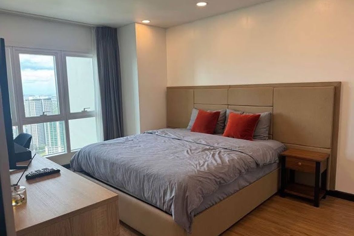 2 Bedroom Furnished Condo in Two Serendra, BGC