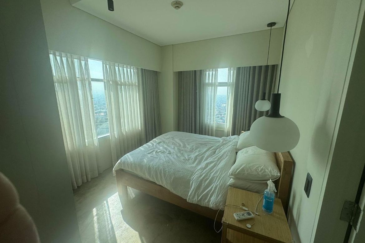 Corner 2 Bedroom in Red Oak Two Serendra BGC, Taguig