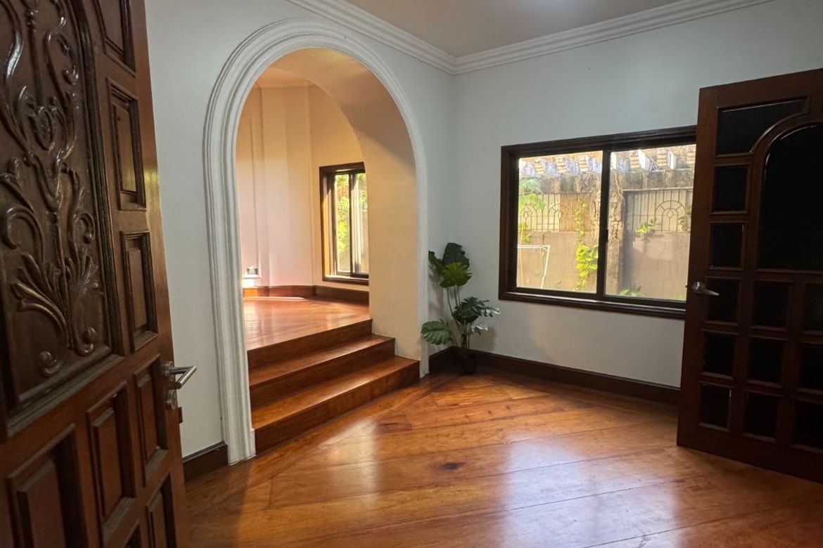 Valle Verde 5, Пасигдегі жертөлесі бар бұрышты 2 қабатты үй