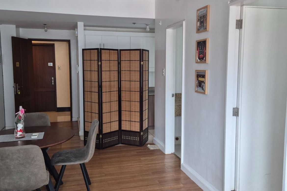 Big 1BR Condo near Ayala Makati