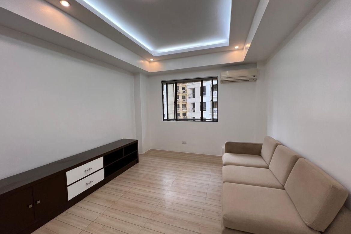 Forbeswood Heights, BGC-тегі балконды жартылай жиһазданған бұрыштық пәтер