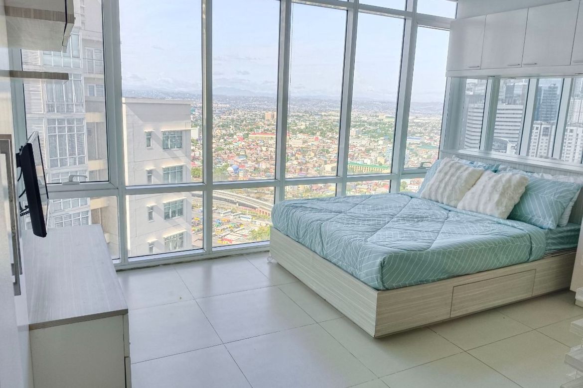 Furnished Studio with Bay Window in Two Serendra, BGC