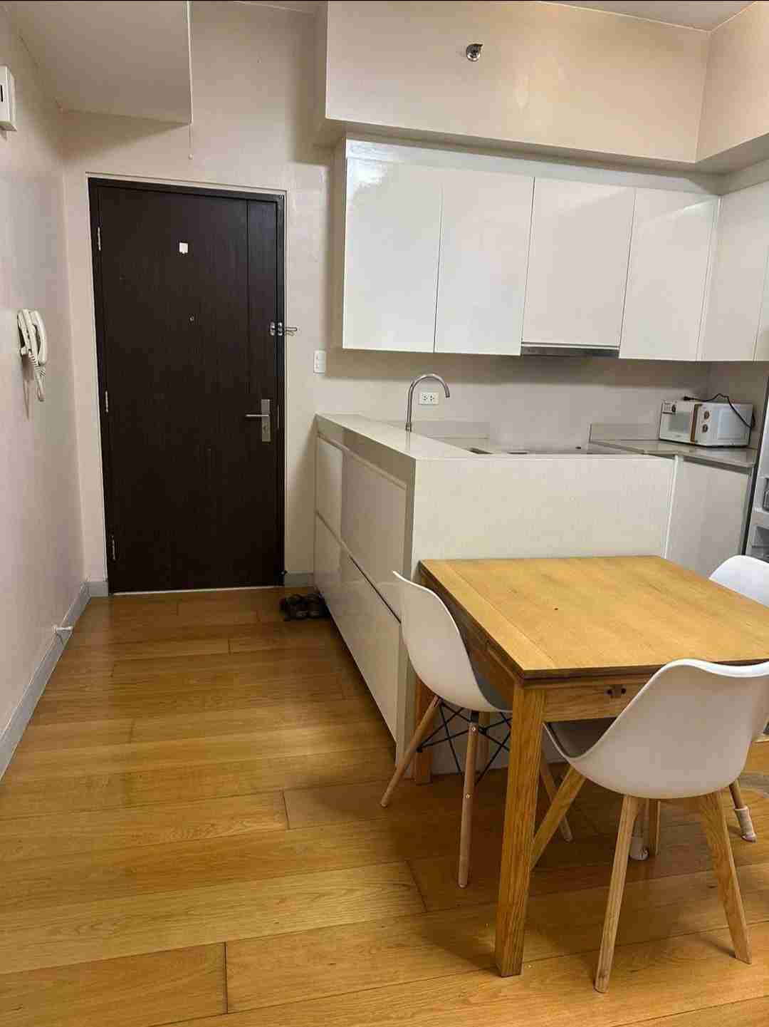 1 бөлмелі толық жабдықталған пәтер Shang Salcedo Place балконмен