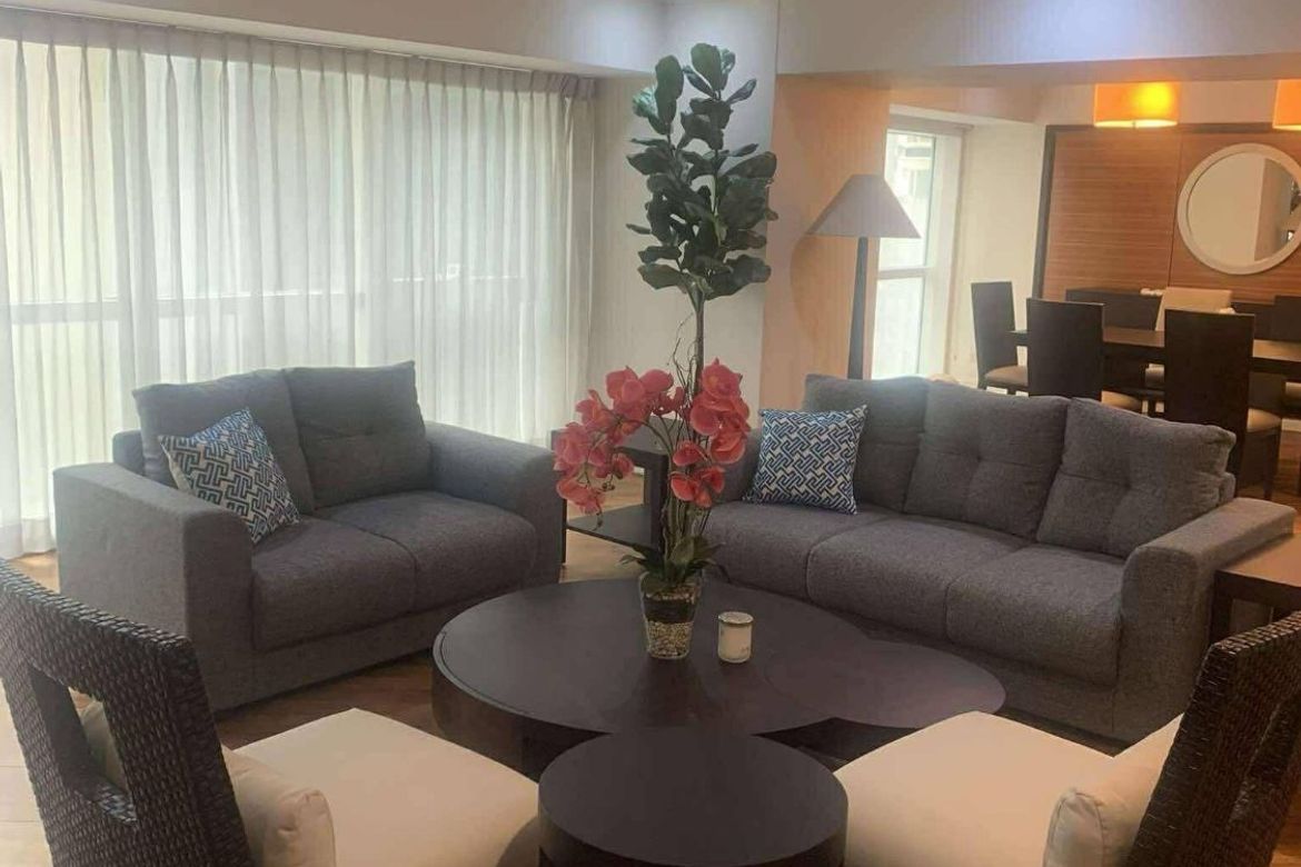 Forbes Tower Makati-дағы толық жабдықталған 2 жатқа бөлмелі пәтер