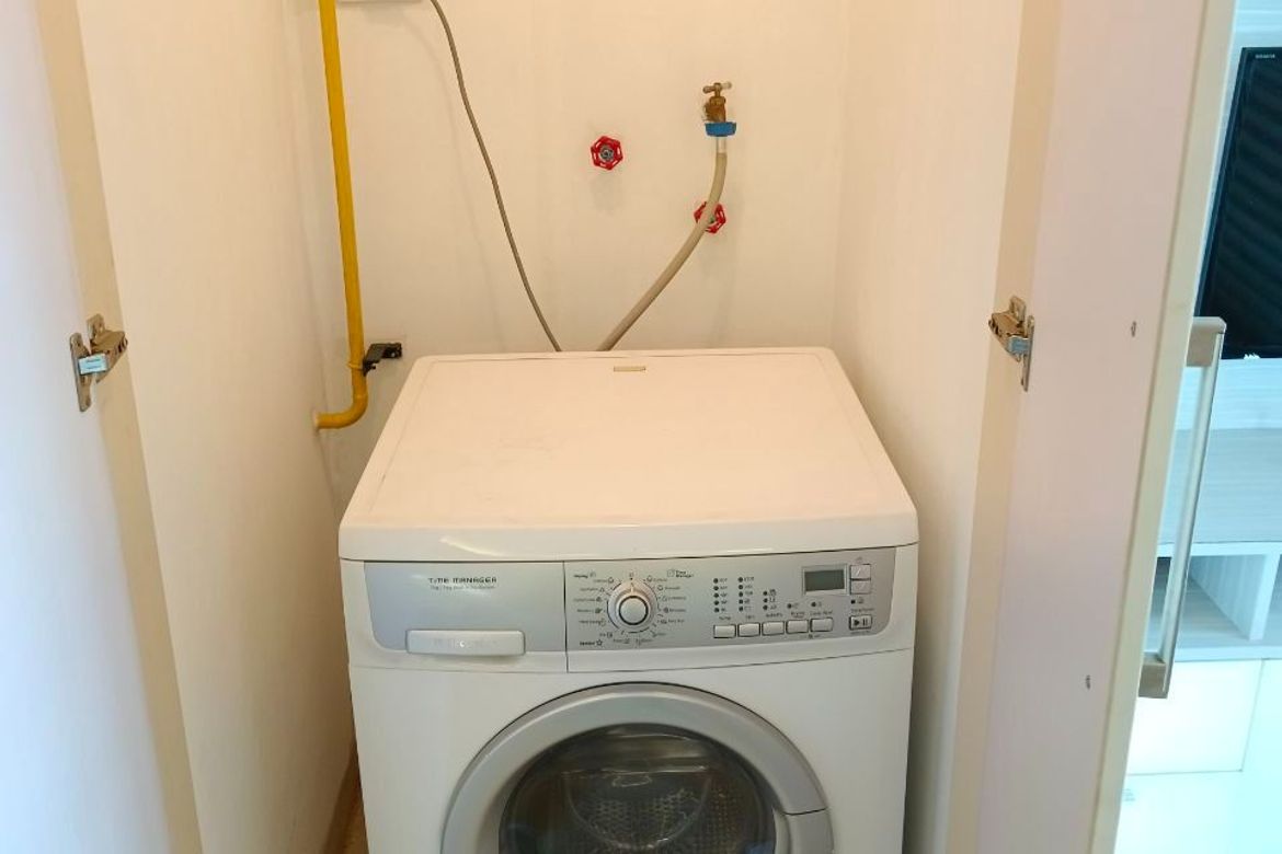 Furnished Studio with Bay Window in Two Serendra, BGC