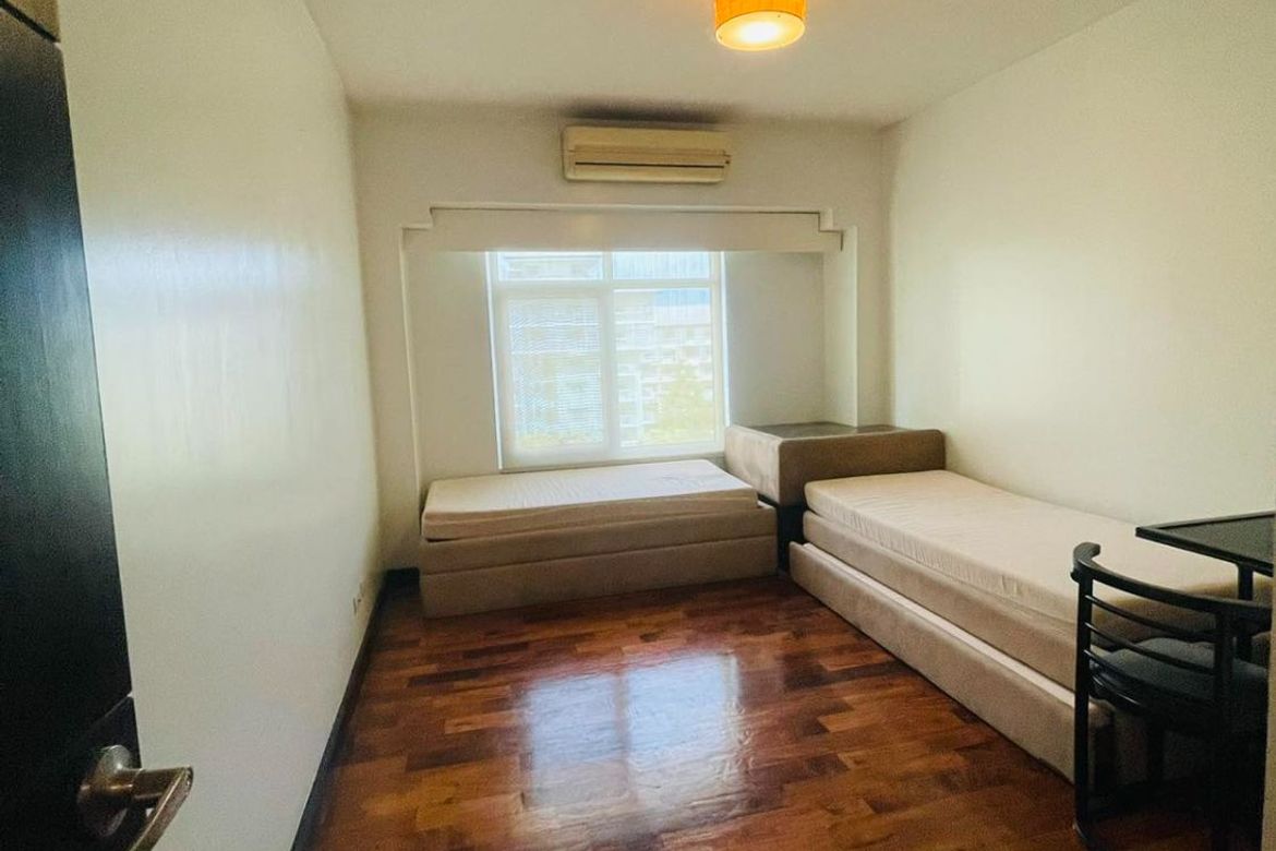 One Serendra, бақша және бассейнге қарама-қарсы екі бөлмелі пәтер, жалға беріледі