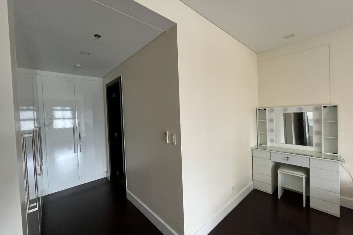Garden Towers, Макати қаласындағы 2 бөлмелі пәтер, күнәралық бөлмесі мен тұрақ орыны бар