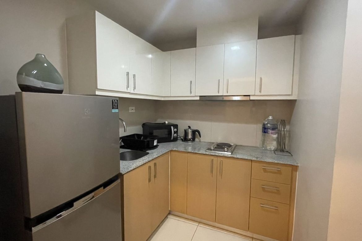 Fully Furnished 1-Bedroom Condo at Uptown Parksuites, Taguig City
