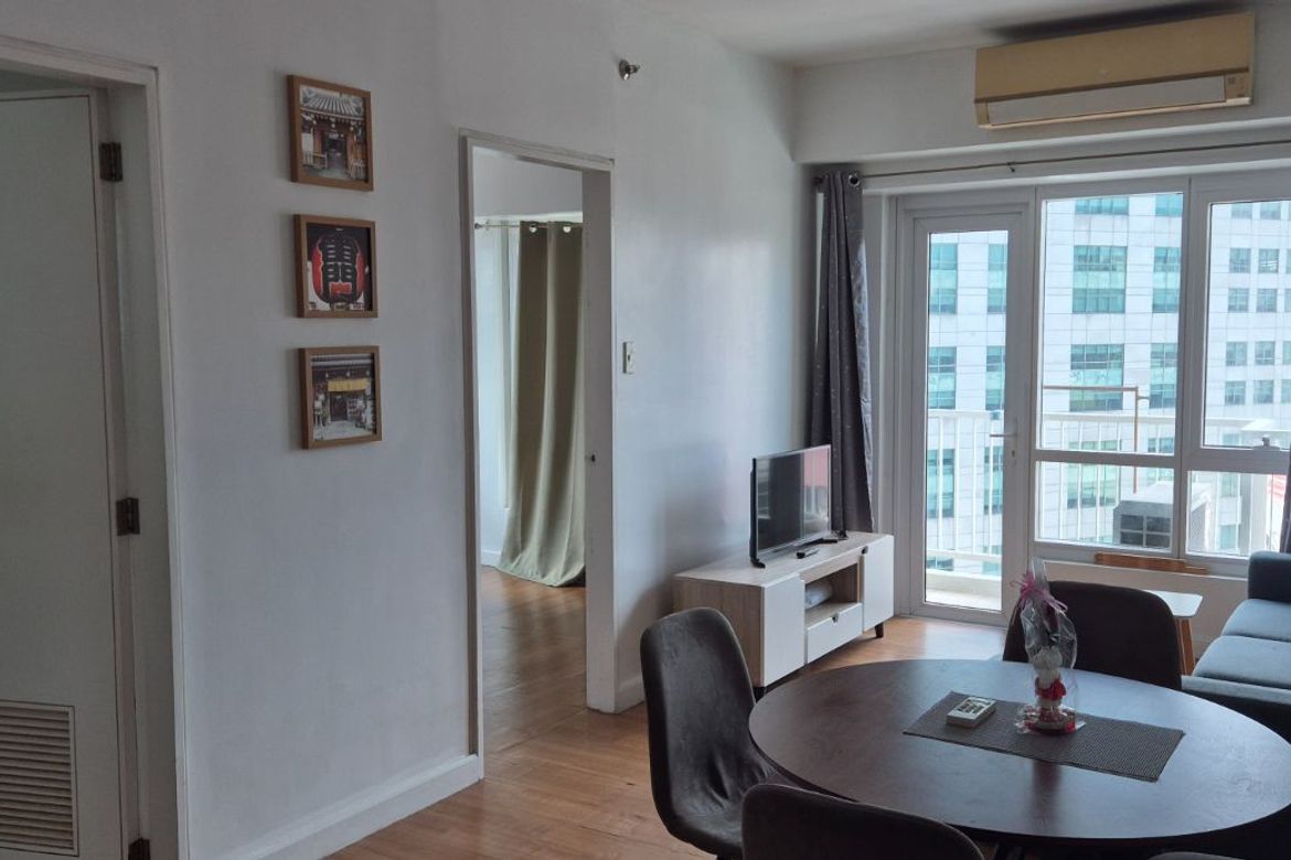 Big 1BR Condo near Ayala Makati