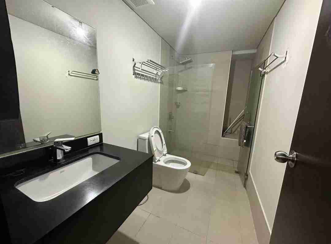1-Bedroom Fully Furnished Apartment in Kroma Tower, Makati
