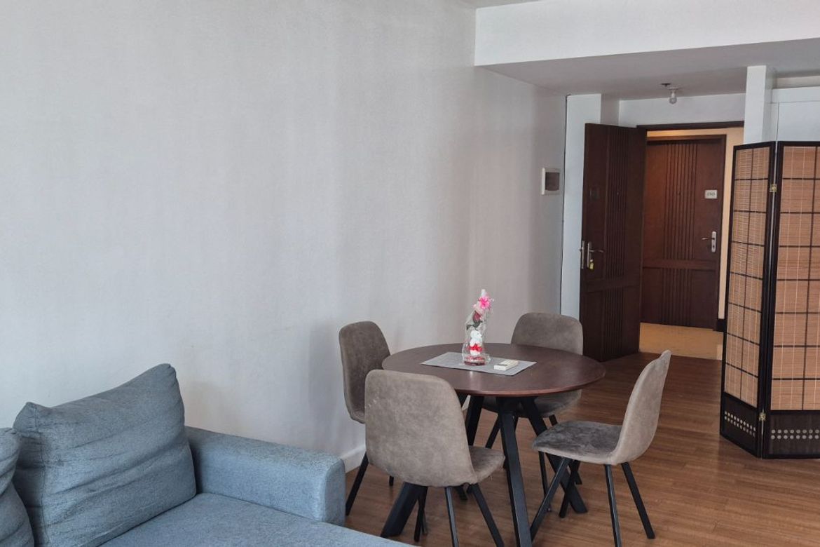 Big 1BR Condo near Ayala Makati