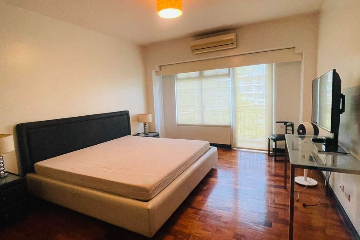 One Serendra, бақша және бассейнге қарама-қарсы екі бөлмелі пәтер, жалға беріледі