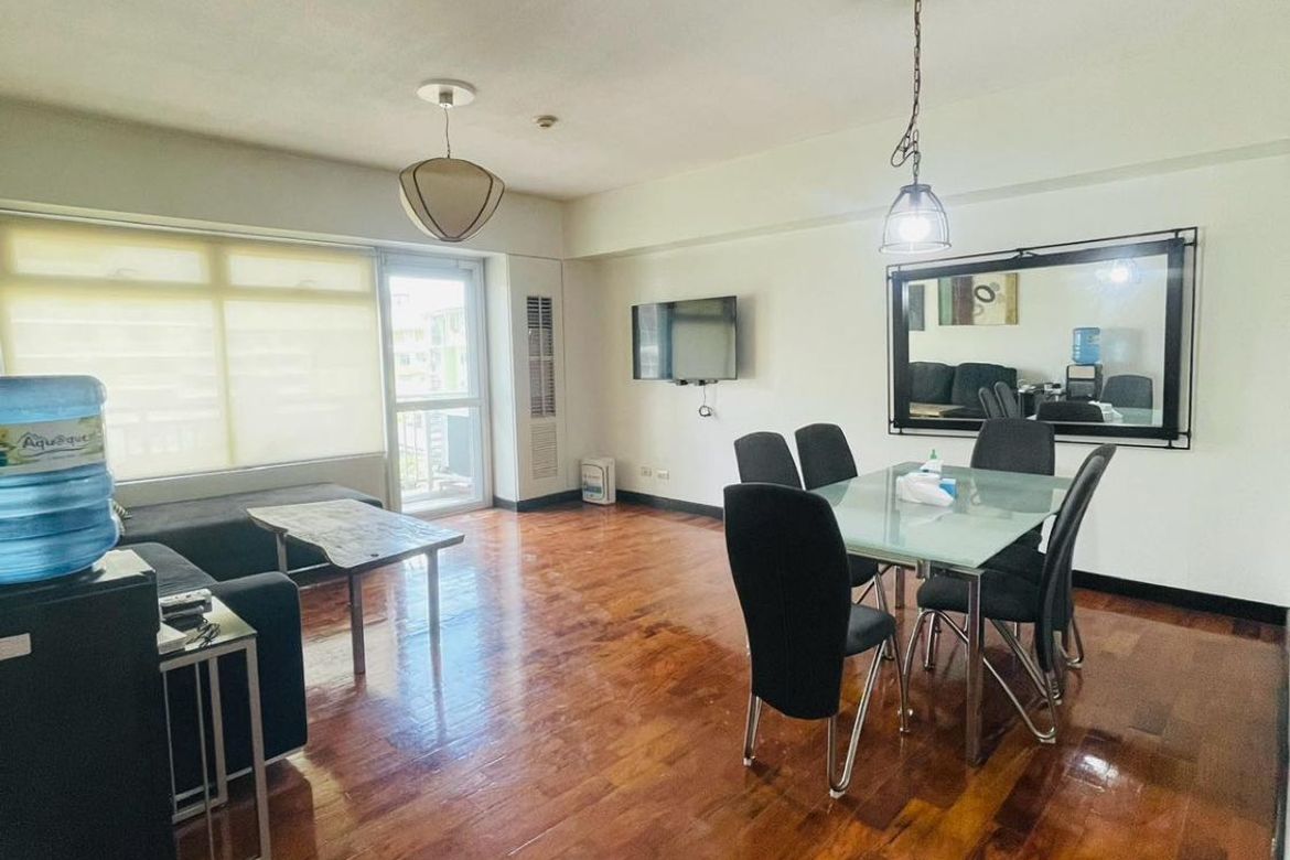 One Serendra, бақша және бассейнге қарама-қарсы екі бөлмелі пәтер, жалға беріледі