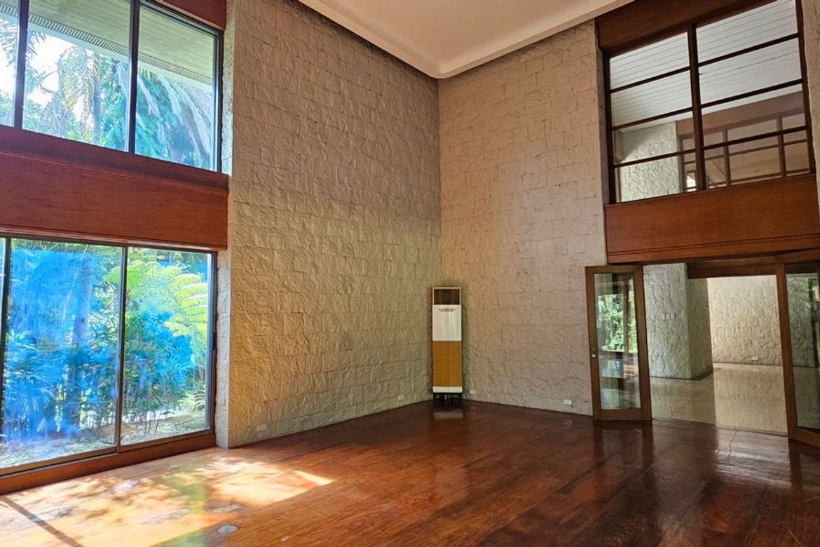 Forbes Park South, Makati қаласындағы жүзімдік бассейні бар кең 4 бөлмелі үй