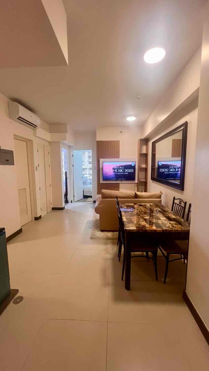 BGC және Ortigas Center маңындағы жайлы толық жабдықталған 2 бөлмелі пәтер