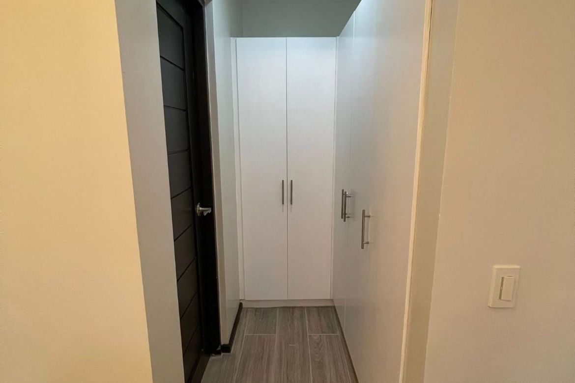 Жаңа жөнделген 2 бөлмелі пәтер Two Serendra BGC-де