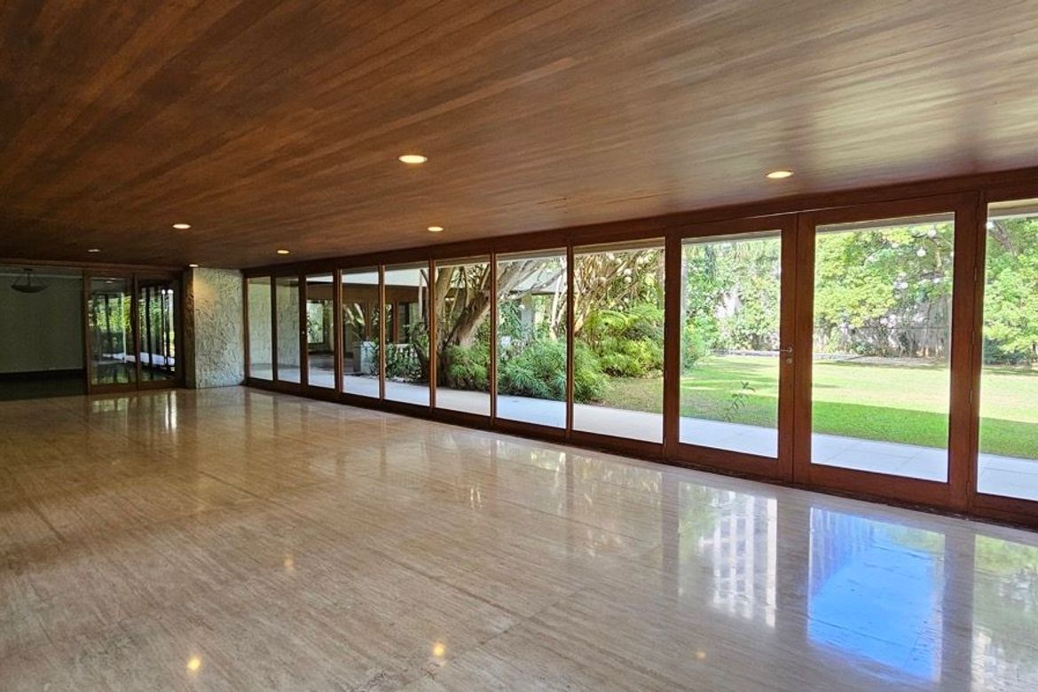 Forbes Park South, Makati қаласындағы жүзімдік бассейні бар кең 4 бөлмелі үй