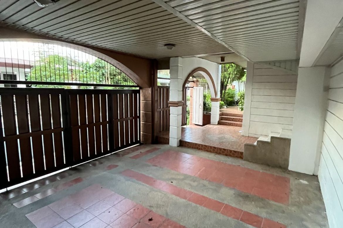 Spacious 4-Bedroom Executive Home in Merville with Gardens and Parking