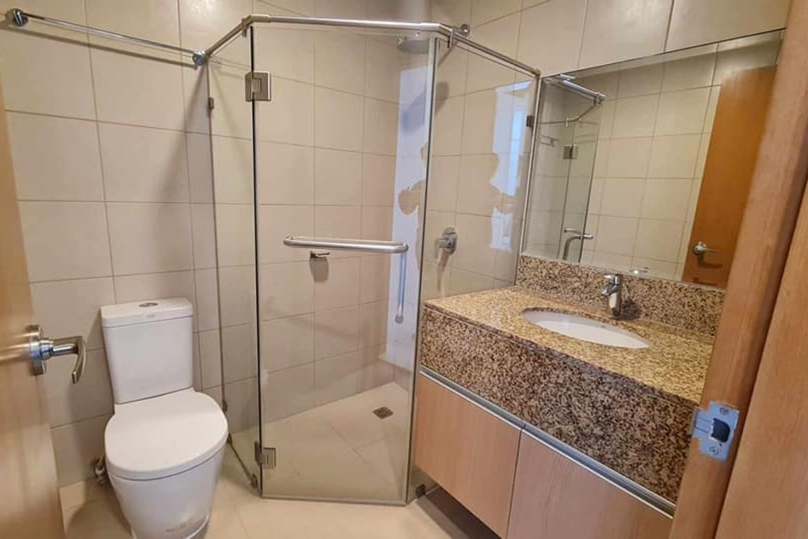 Толық жиһазданған 2 бөлмелі BGC пәтері, балконмен және көкжиек көрінісімен