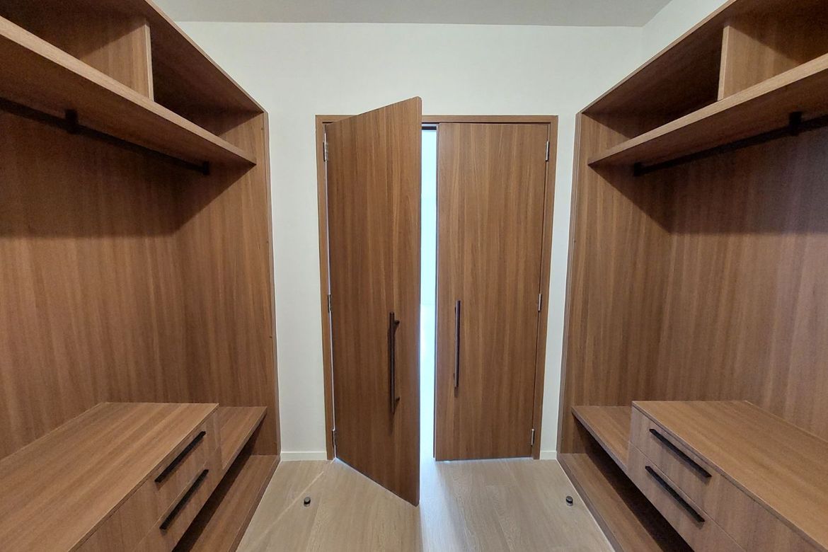 Luxury Apartment with Golf Course and Skyline Views in Mandaluyong