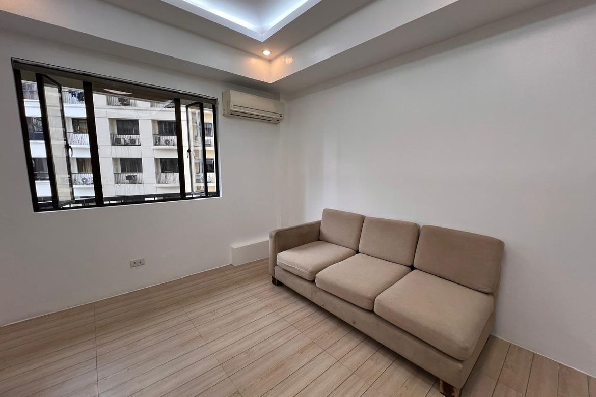 Forbeswood Heights, BGC-тегі балконды жартылай жиһазданған бұрыштық пәтер