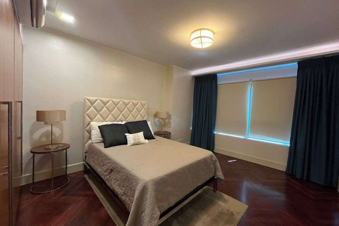 Толық жиһаздалған 3 бөлмелі Rockwell үй-жайы, 2 автотұрақ орыны бар