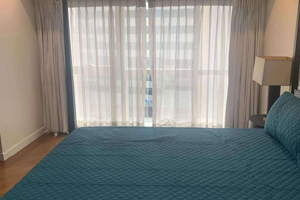 Forbes Tower Makati-дағы толық жабдықталған 2 жатқа бөлмелі пәтер