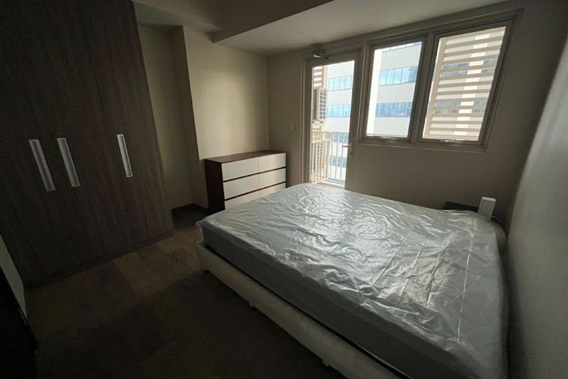 Park Mckinley West, BGC-тегі жиһазбен жабдықталған бір бөлмелі пәтер
