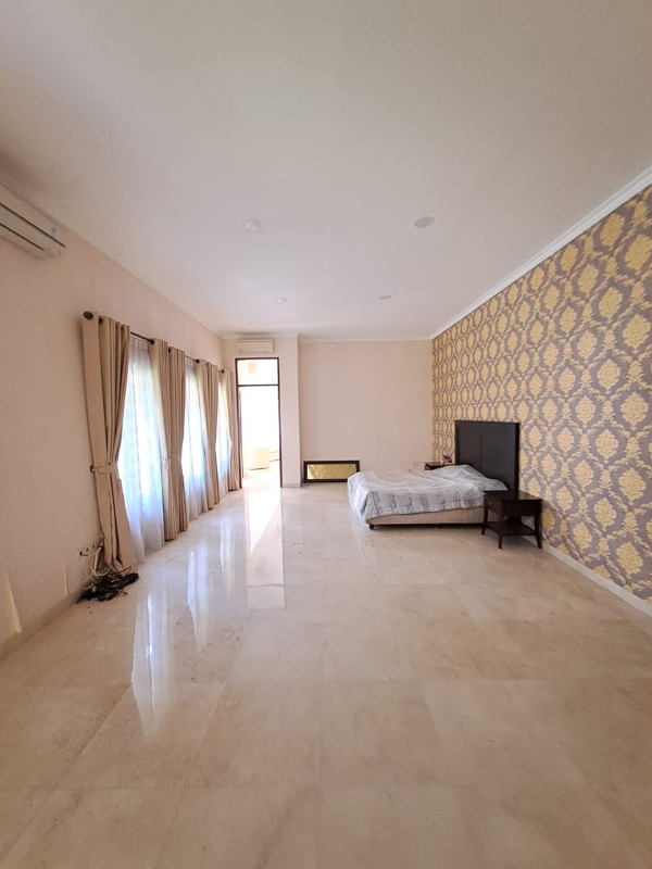 Luxurious 5-Bedroom House with Pool in Pondok Indah