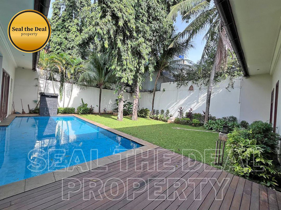Luxurious Villa with Pool and Garden